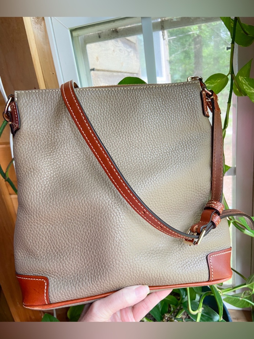 Dooney & Bourke Zippered Leather Crossbody with Red Interior Minimalist Casual - Picture 15 of 17